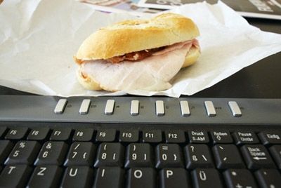 Обед за рабочим столом повышает продуктивность сотрудников