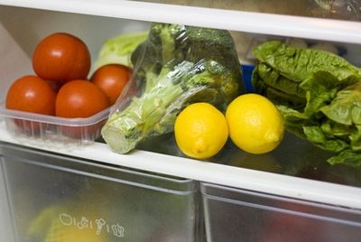 Фрукты и овощи реагируют на изменение освещенности даже в холодильнике