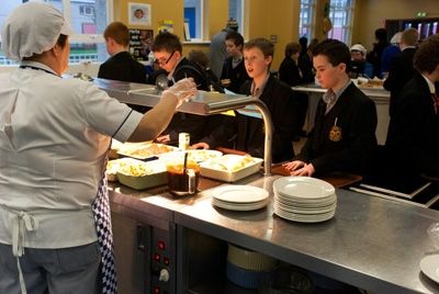 Британским школьникам запретили давать добавку на обед