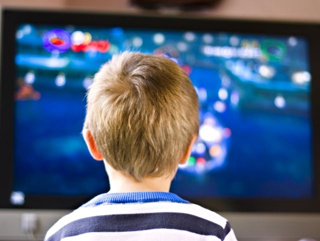 Телевизор может сделать детей толстыми на всю жизнь