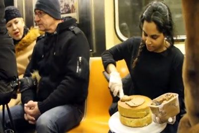 Кондитер готовит торты в метро Нью-Йорка