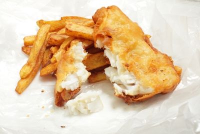В Ливерпуле запретили есть рыбу с жареным картофелем, завернутые в бумагу