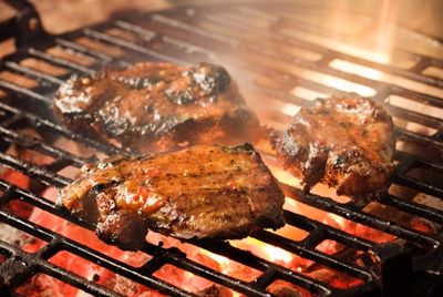 Маринование мяса в пиве перед обжаркой на гриле уменьшает количество канцерогенных веществ