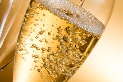 Ученые советуют подавать шампанское теплым
