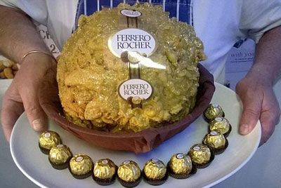 Гигантская конфета Ferrero Rocher, обжаренная в кляре