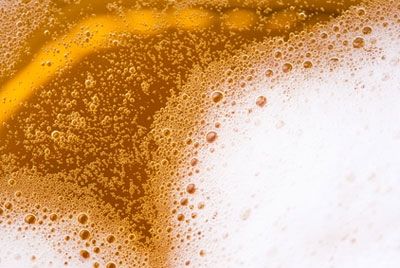Ученые раскрыли комбинацию химических веществ, которые придают пиву пену