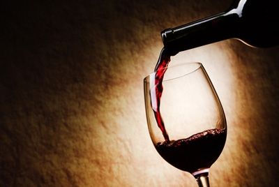 Лучший способ пить дорогое вино – в красной комнате под звуки пианино