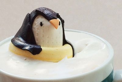 Пингвины, плавающие в кофе
