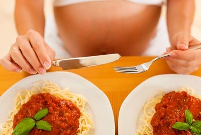 Употребление еды за двоих во время беременности грозит ребенку ожирением