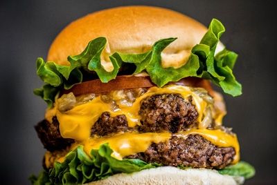 Ресторан готовит гамбургеры специально для Instagram