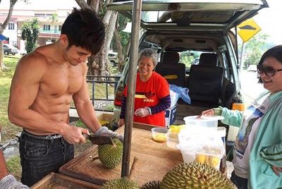 Новый азиатский тренд: мускулистые юноши продают еду