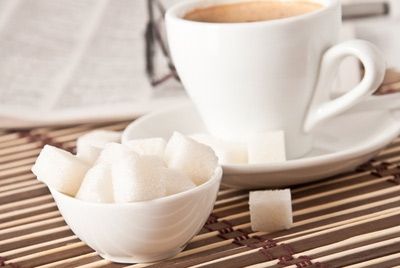Ученые рассказали, как взаимодействуют сахар и кофе в чашке