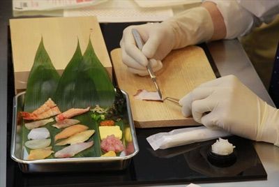 Японские хирурги на экзамене готовят суши