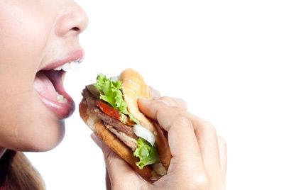 Употребление еды на ходу может привести к набору веса