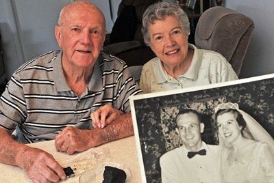 Супруги 60 лет доедают свой свадебный торт