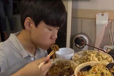Корейский школьник зарабатывает 1500$ в день за демонстрацию употребления еды 