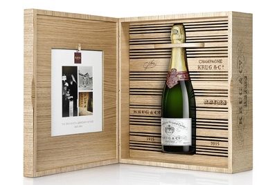 100-летняя бутылка шампанского была продана на аукционе за 116375$