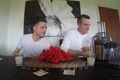 Американские братья-близнецы выпили сок из 130 самых острых перцев в мире