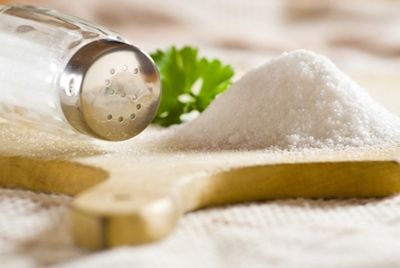 Избыток соли может вызвать симптомы похмелья