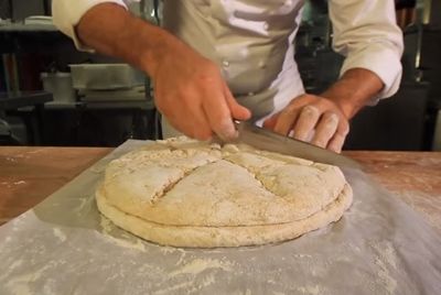 Повар приготовил хлеб по рецепту 2000-летней давности