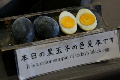 В Японии продают чёрные яйца