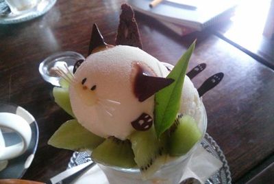 Японское кафе готовит десерты в виде котов