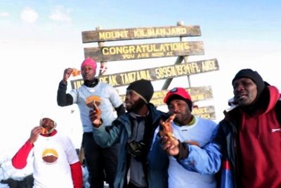В Танзании на вершину Килиманджаро доставили пиццу