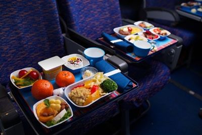 Авиакомпании перестали кормить пассажиров горячей едой