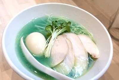В японском ресторане готовят голубую лапшу