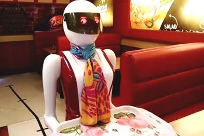 Роботы-официанты повысили продажи в пакистанском кафе