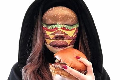 Канадская визажистка превратила свое лицо в гамбургер и пиццу 