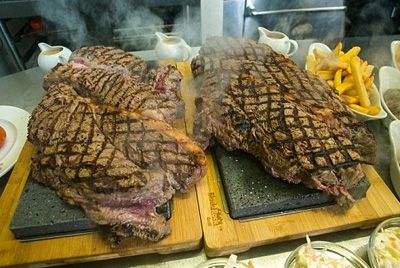 Британский ресторан предлагает съесть два стейка общим весом 6 кг