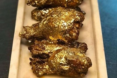 Нью-Йоркский ресторан готовит жареные куриные крылья, покрытые золотом