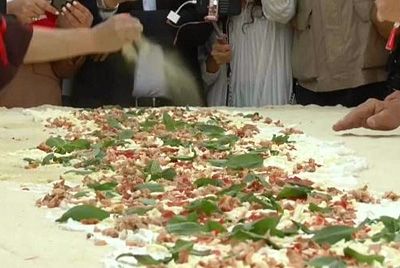 В Неаполе приготовили самую длинную жареную пиццу в мире