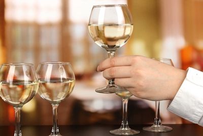 Белое вино делает женщин счастливее