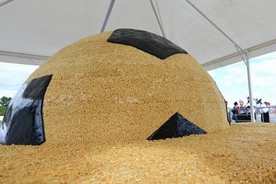 В Казани приготовили гигантский чак-чак в виде футбольного мяча