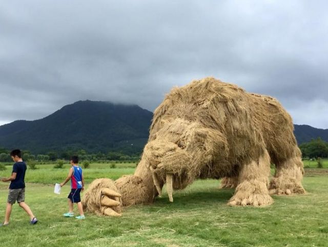 На японских полях появились скульптуры из рисовой соломы