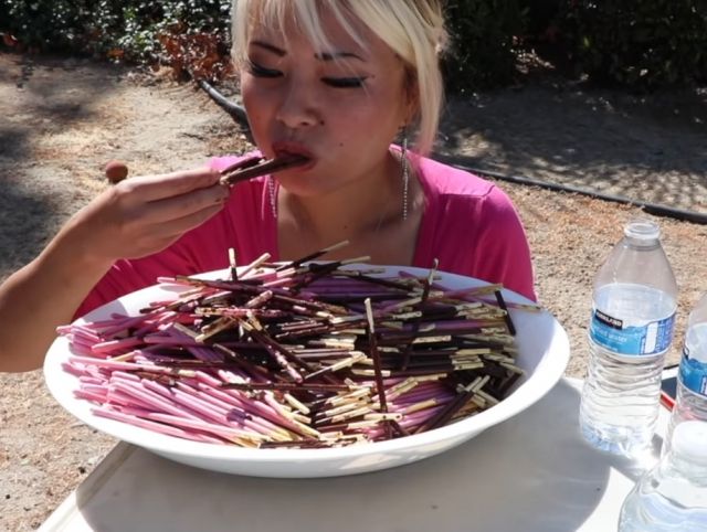 Девушка-блогер съела 1512 хлебных палочек в шоколаде за час