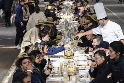 Всемирно известный французский рынок накрыл 400-метровый стол в честь своего 50-летия