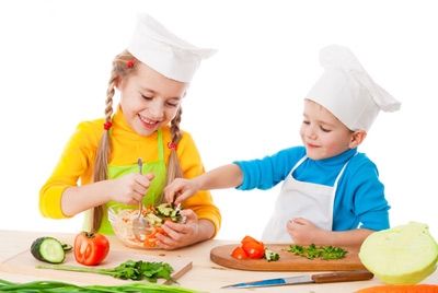 Рассказы о преимуществах полезной пищи помогают приучить детей к правильному питанию