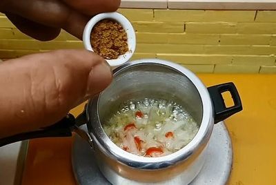 Шеф-повар из Малайзии готовит миниатюрные блюда