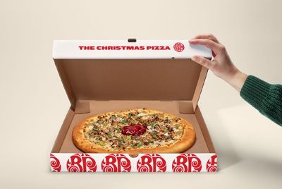 Коробка для пиццы, исполняющая рождественскую песню