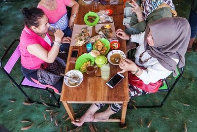 Индонезийский ресторан предлагает рыбный пилинг во время трапезы