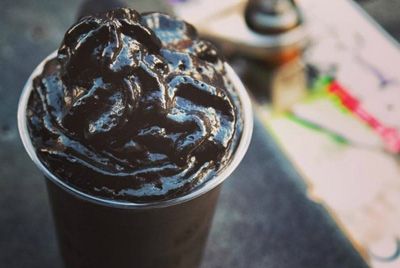 Нью-йоркское кафе подает черный кофе с черными взбитыми сливками