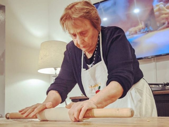 Итальянская бабушка проводит онлайн-занятия по приготовлению макарон во время карантина
