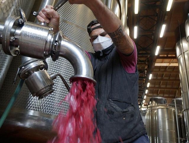 Итальянское вино превратится в санитайзеры