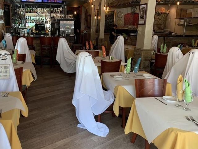 В американском ресторане появились «призраки» для обеспечения социальной дистанции