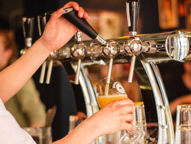Бельгийские бары ввели двойную оплату за напитки в «часы помощи»