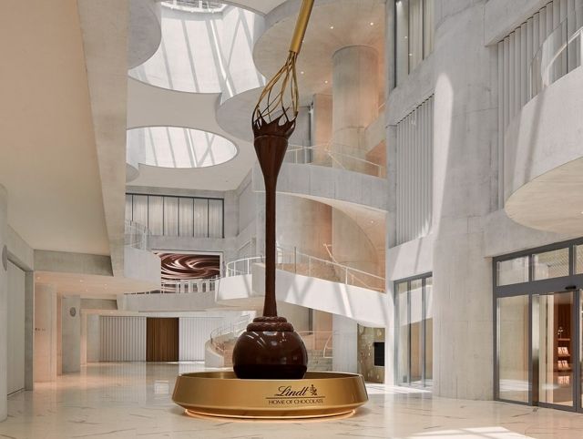 Бренд Lindt открыл Дом шоколада с самым большим шоколадным фонтаном в мире