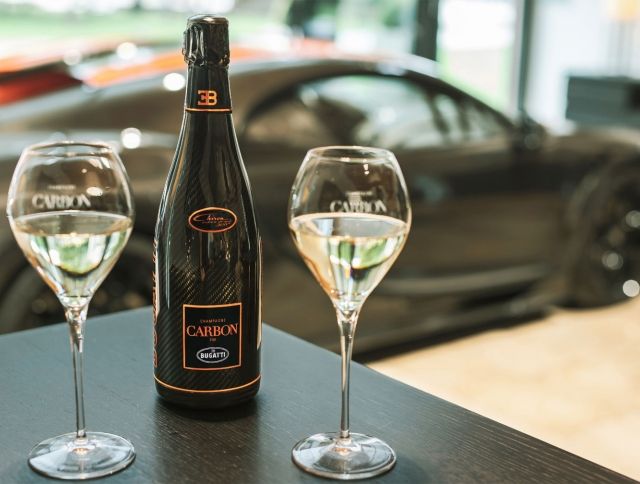 Производитель суперкаров Bugatti выпустил шампанское в честь годовщины рекорда скорости